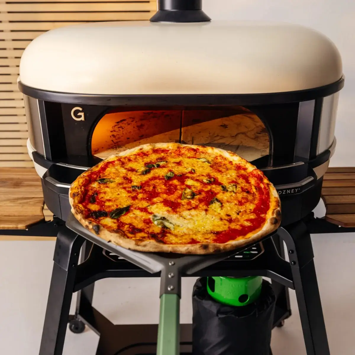 Gozney Pro Placement Peel de aluminio con pizza Pizza sobre la pala de aluminio Gozney Pro Placement Peel