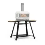 Soporte Gozney Dome Gen 2 con horno Dome Standard Bone a leña, visto en tres cuartos desde la izquierda.