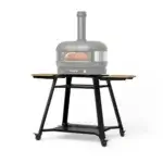 Soporte Gozney Dome Gen 2 con horno Dome Standard Off-Black a gas, visto en tres cuartos desde la derecha.