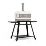 Soporte Gozney Dome Gen 2 con horno Dome XL Bone a gas, visto en tres cuartos desde la izquierda.
