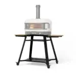 Soporte Gozney Dome Gen 2 con horno Dome XL Bone a leña, visto en tres cuartos desde la derecha.