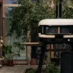 Horno Gozney Dome XL en un jardín con la puerta Gen 2 instalada en el frontal.