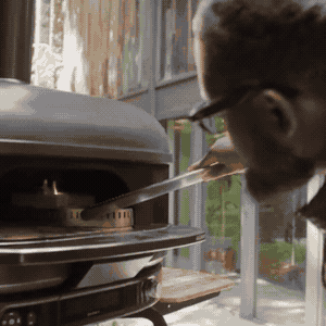 Uso de las pinzas Gozney con fuego vivo Pinzas Gozney utilizadas junto a un horno exterior