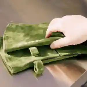 Guantes Gozney resistentes al calor durante su uso junto al fuego y un horno exterior