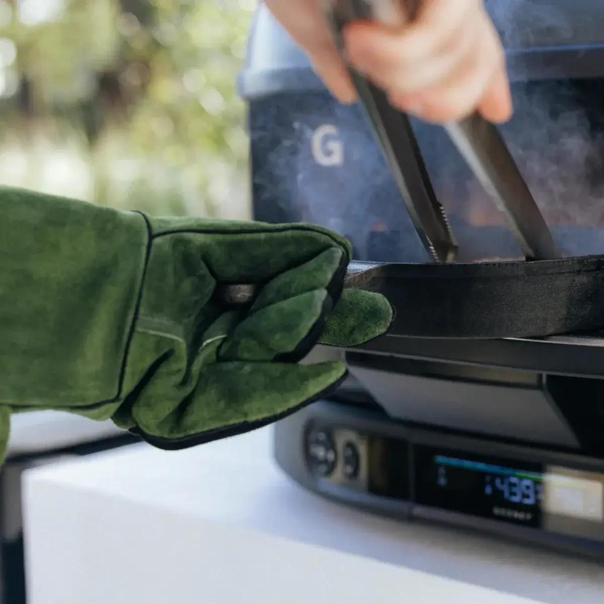 Primer plano de un guante Gozney de ante en una zona de cocina exterior