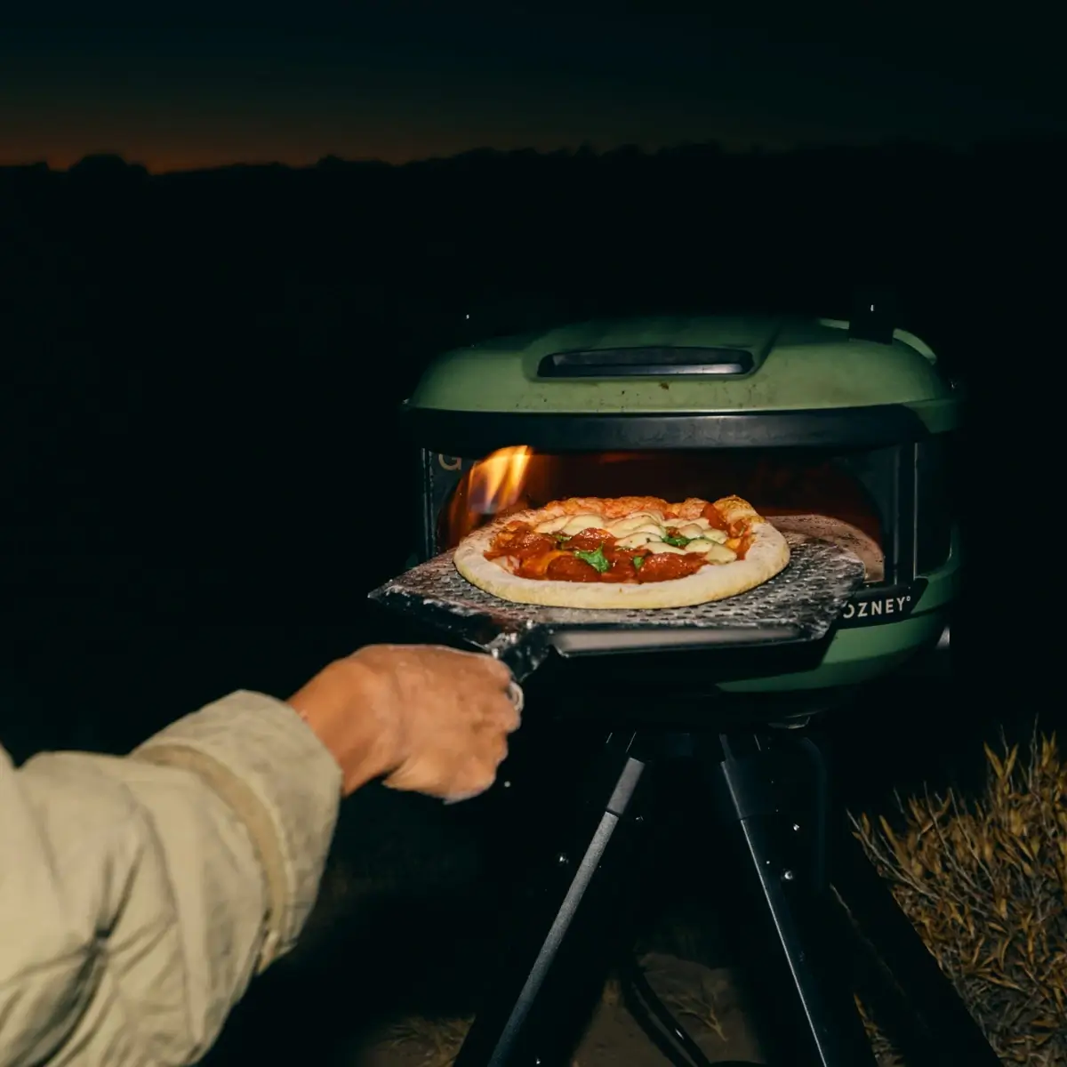 Control de lanzamiento con la pala Gozney Venture Lanzamiento de pizza con la pala Gozney Venture en un horno Gozney