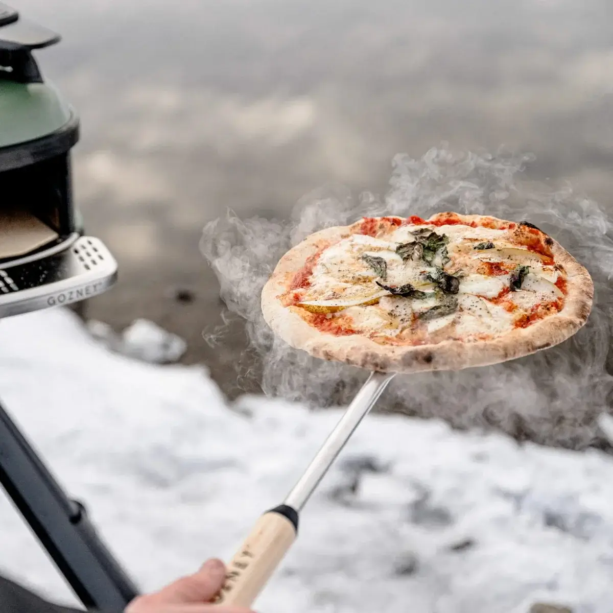 Pala Gozney Venture con pizza recién horneada en exterior