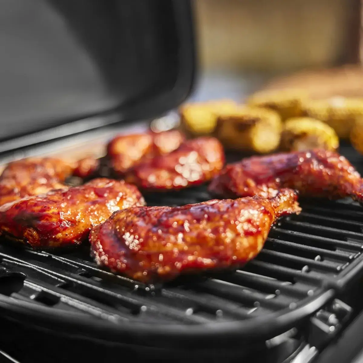 Porcelain-enamelled cast-iron cooking grates on the Weber Traveler Compact