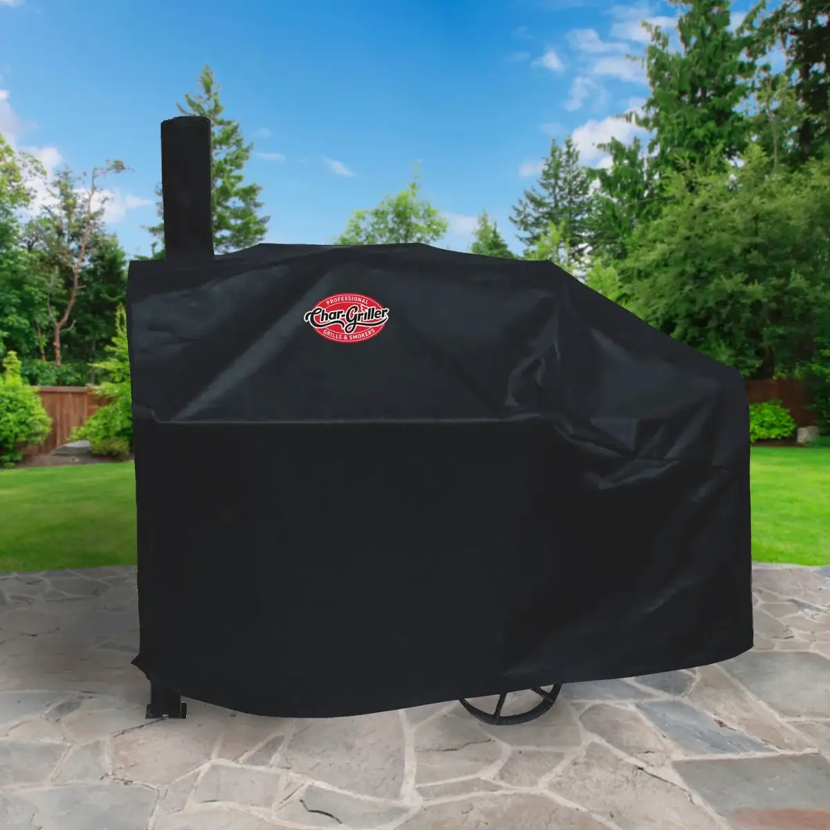 Funda Competition Pro Char-Griller instalada en exterior