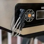 Cuatro cables de sondas de temperatura conectados al panel digital de un Masterbuilt Gravity Series.