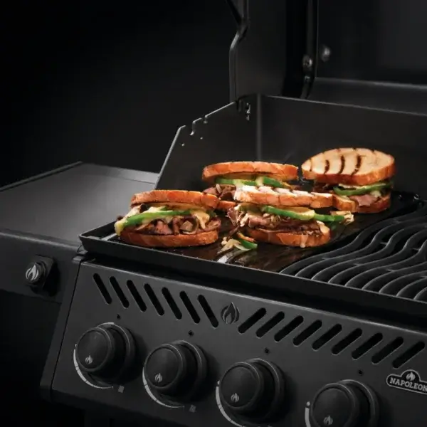 Plancha Napoleon 56426 en una Freestyle 425 preparando bocadillos tostados con carne y verduras.