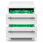 Nevera de exterior Grandpro blanca con los dos cajones abiertos, iluminación LED verde y panel de control visible.