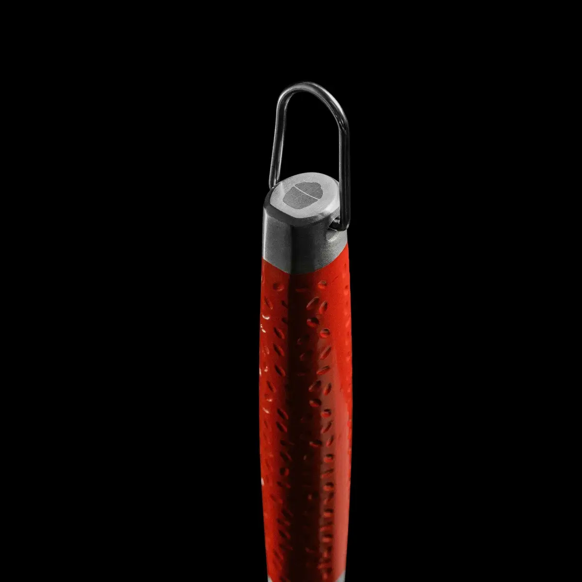 Detalle del mango ergonómico rojo y gancho del cepillo Kamado Joe