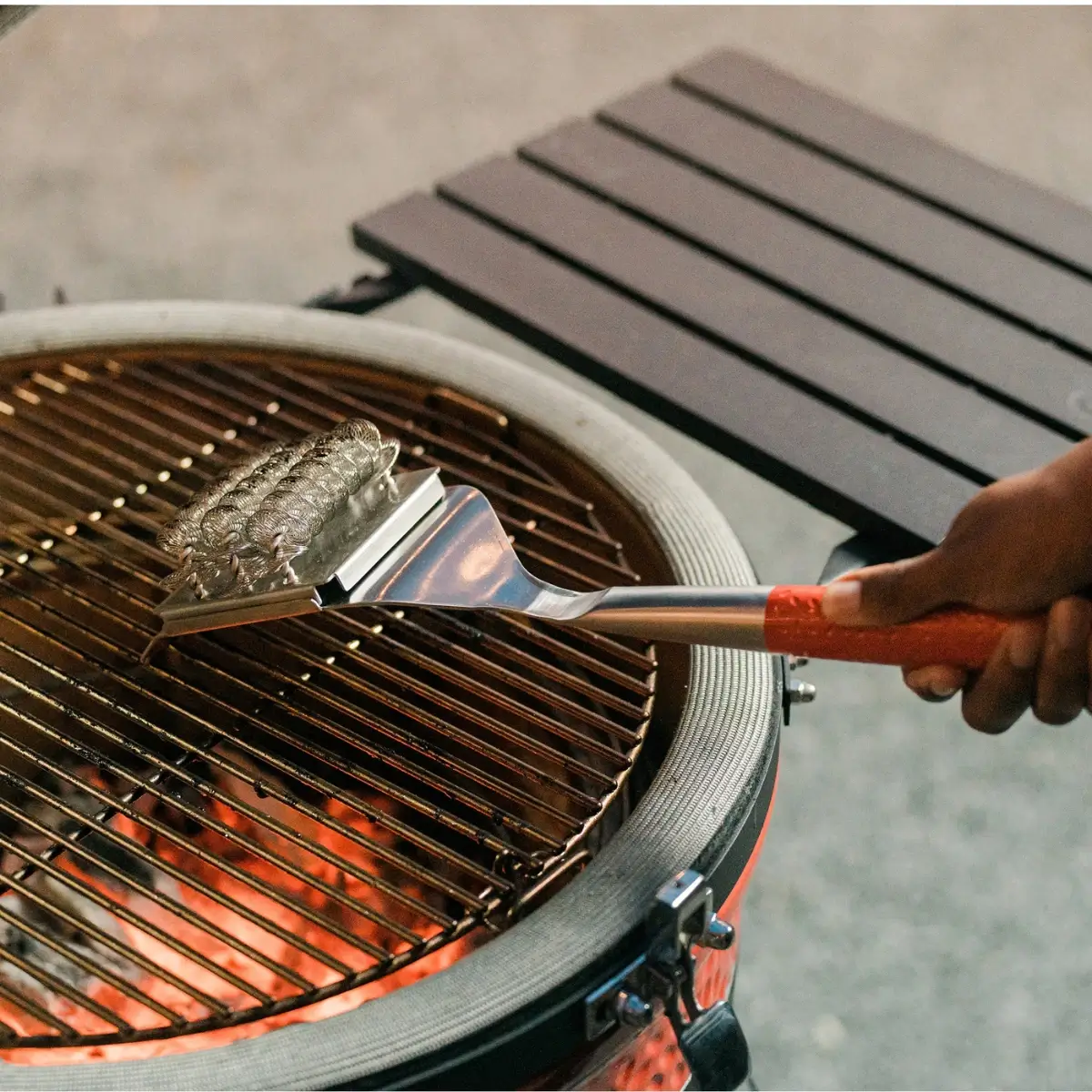 Limpieza de una rejilla Kamado Joe con las espirales sin cerdas