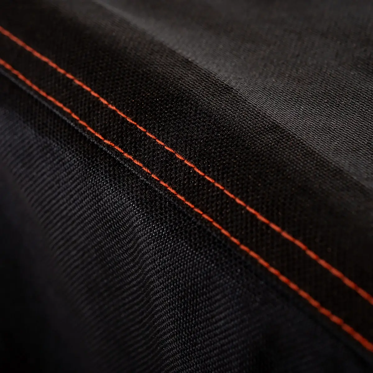 Detalle de las costuras dobles de la funda Masterbuilt Gravity Series 800