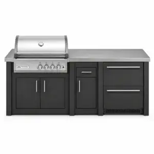 Cocina exterior Grandpro AluKitchen Crossray 4 en grafito, vista frontal con barbacoa, módulo de trabajo y frigorífico de dos cajones.