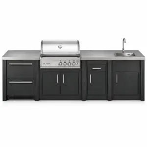 Cocina exterior Grandpro AluKitchen Crossray 4 en grafito, vista frontal con frigorífico de dos cajones, barbacoa, módulo de trabajo y fregadero.
