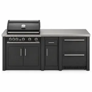 Cocina exterior Grandpro AluKitchen Maxim en grafito, vista frontal con barbacoa Maxim, módulo de trabajo y frigorífico de dos cajones.