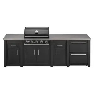 Cocina exterior Grandpro AluKitchen Maxim en grafito, vista frontal con barbacoa Maxim, dos zonas de trabajo y frigorífico de dos cajones cerrado.