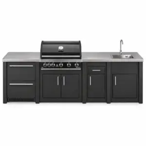 Cocina exterior Grandpro AluKitchen Maxim en grafito, vista frontal con barbacoa Maxim G5, frigorífico de dos cajones, módulo de trabajo y fregadero.