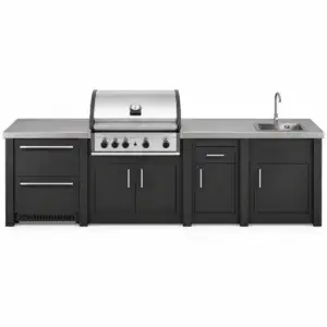 Cocina exterior Grandpro AluKitchen Pro Elite grafito en vista frontal completa, con frigorífico de cajones, barbacoa, módulo de trabajo y fregadero.