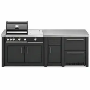Cocina exterior Grandpro AluKitchen Maxim Plus en grafito, vista frontal con barbacoa, módulo de trabajo y frigorífico de dos cajones cerrado.