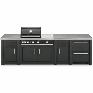 Cocina exterior Grandpro AluKitchen Maxim Plus en grafito, vista frontal, con barbacoa central cerrada, encimeras laterales y módulo frigorífico de dos cajones.
