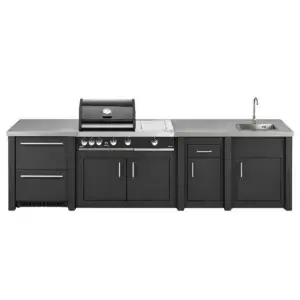 Cocina exterior Grandpro AluKitchen Maxim Plus en grafito, vista frontal con frigorífico, barbacoa, módulo de trabajo y fregadero.