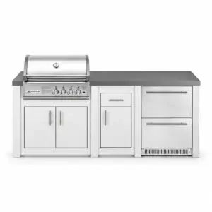 Cocina exterior Grandpro AluKitchen Crossray 4 en blanco, vista frontal con barbacoa, módulo de trabajo y frigorífico de dos cajones.