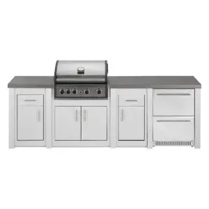Cocina de aluminio Grandpro AluKitchen Crossray en vista frontal, con barbacoa central, módulos blancos, encimera gris y frigorífico lateral.