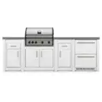 Cocina de aluminio Grandpro AluKitchen Crossray en vista frontal con todos los armarios, cajones y frigorífico cerrados.