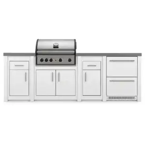Cocina de aluminio Grandpro AluKitchen Crossray en vista frontal con todos los armarios, cajones y frigorífico cerrados.