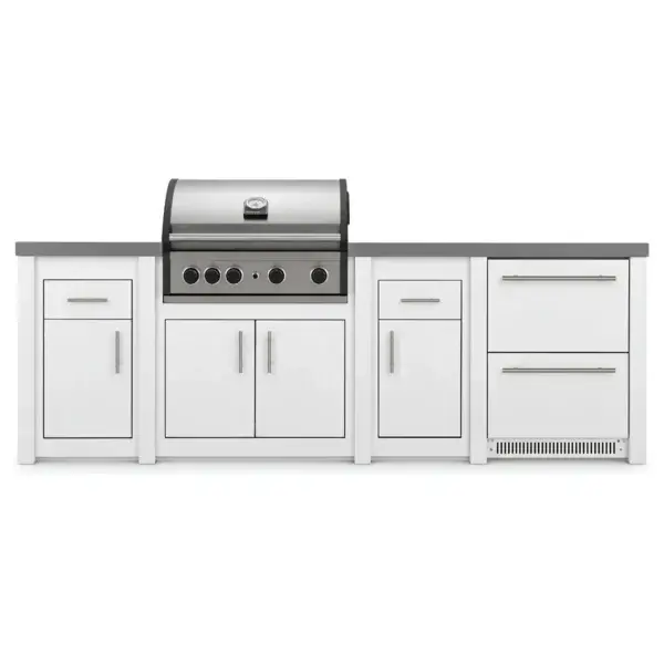 Cocina de aluminio Grandpro AluKitchen Crossray en vista frontal con todos los armarios, cajones y frigorífico cerrados.