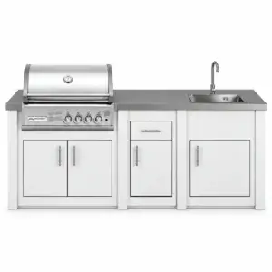 Cocina exterior Grandpro AluKitchen Crossray 4 en blanco, vista frontal con barbacoa, módulo de trabajo y fregadero con grifo.