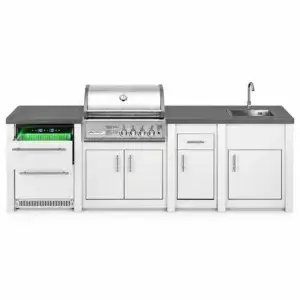 Cocina exterior Grandpro AluKitchen Crossray 4 en blanco, vista frontal con frigorífico de dos cajones, barbacoa, módulo de trabajo y fregadero.