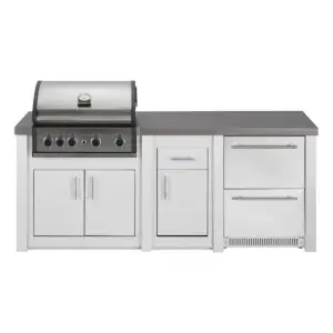 Cocina exterior Grandpro AluKitchen Pro Elite G4 en blanco, vista frontal con barbacoa, módulo de trabajo y frigorífico de dos cajones.