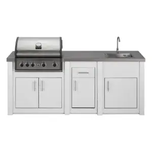 Cocina exterior Grandpro AluKitchen Pro Elite G4 en blanco, vista frontal con barbacoa, módulo de trabajo y fregadero con grifo.