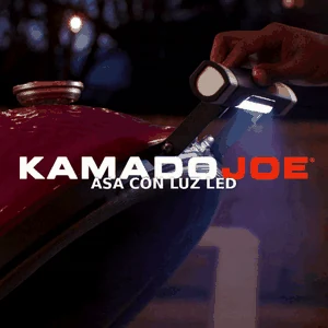 Asa con luz LED Kamado Joe iluminando la zona de cocción