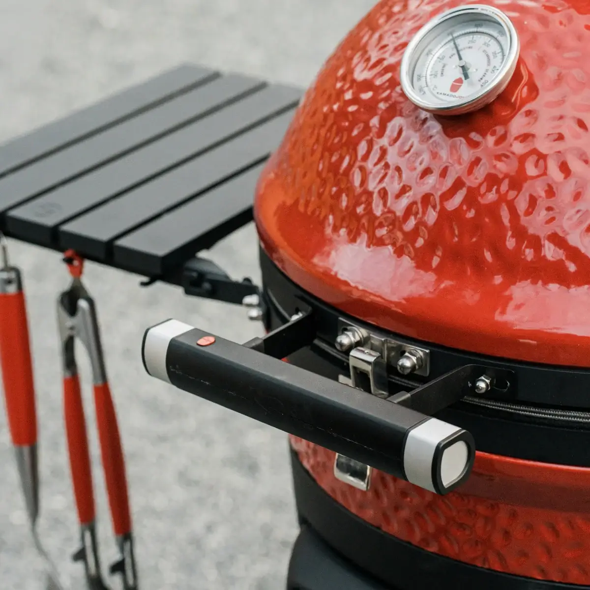 Asa con luz LED instalada en una barbacoa Kamado Joe