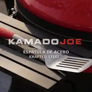 Animación de la espátula Kamado Joe en uso sobre parrilla