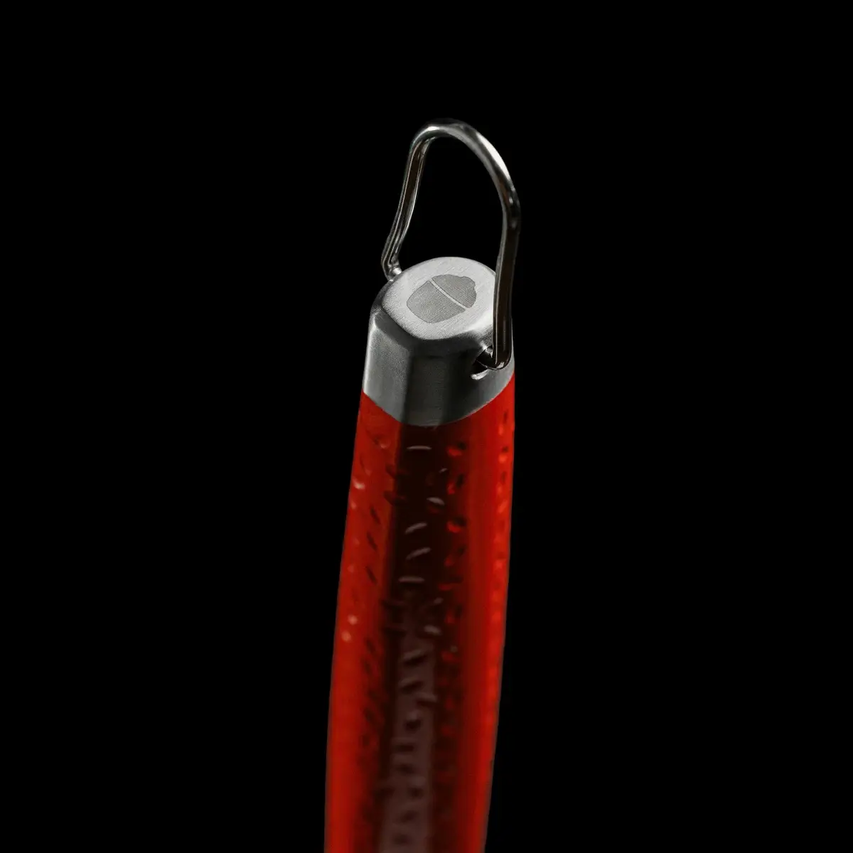 Detalle del mango rojo ergonómico de la espátula Kamado Joe