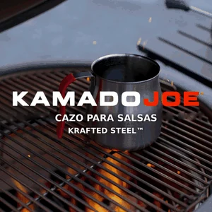 Uso de la Salsera Krafted Kamado Joe durante la cocción