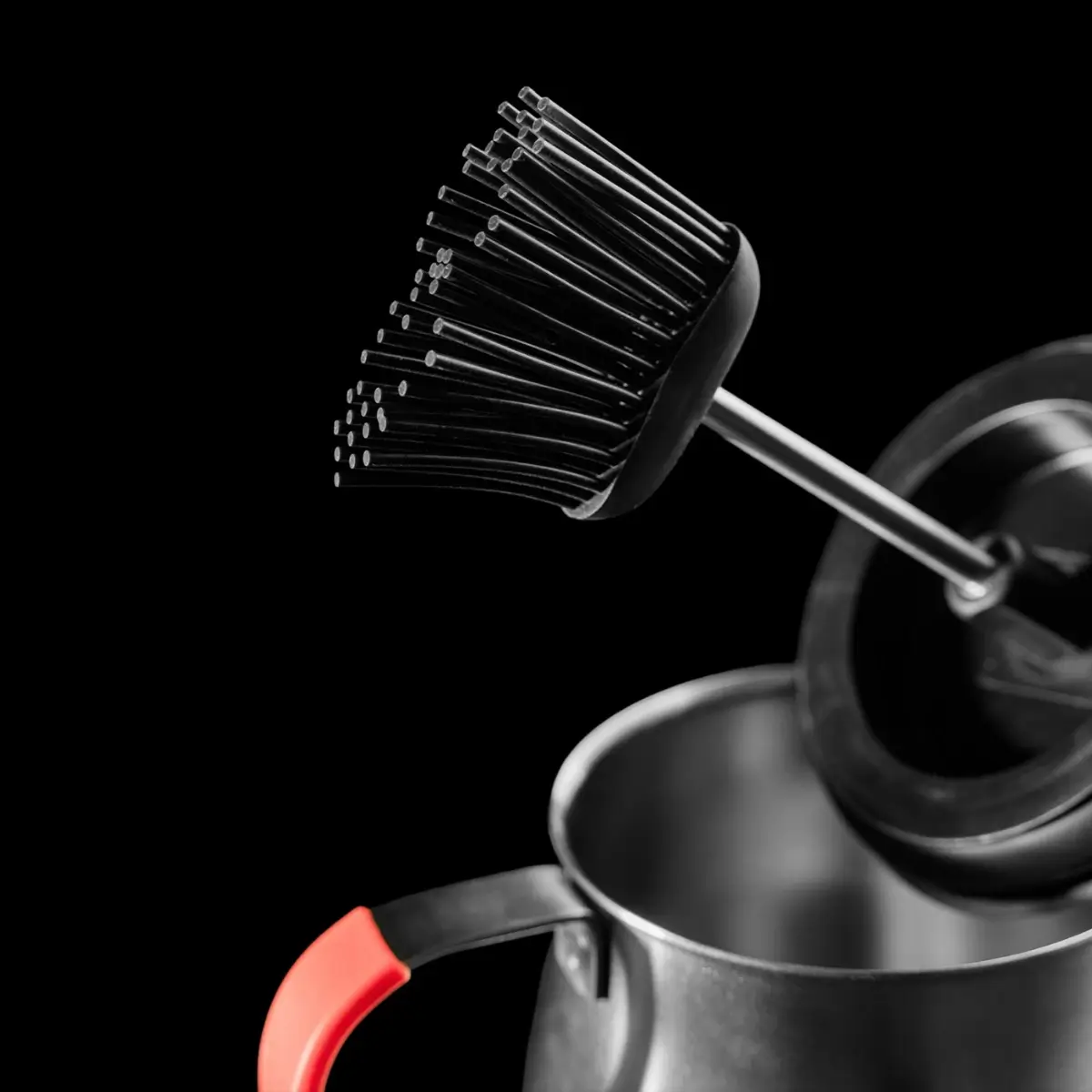 Detalle del pincel de silicona de la Salsera Krafted Kamado Joe