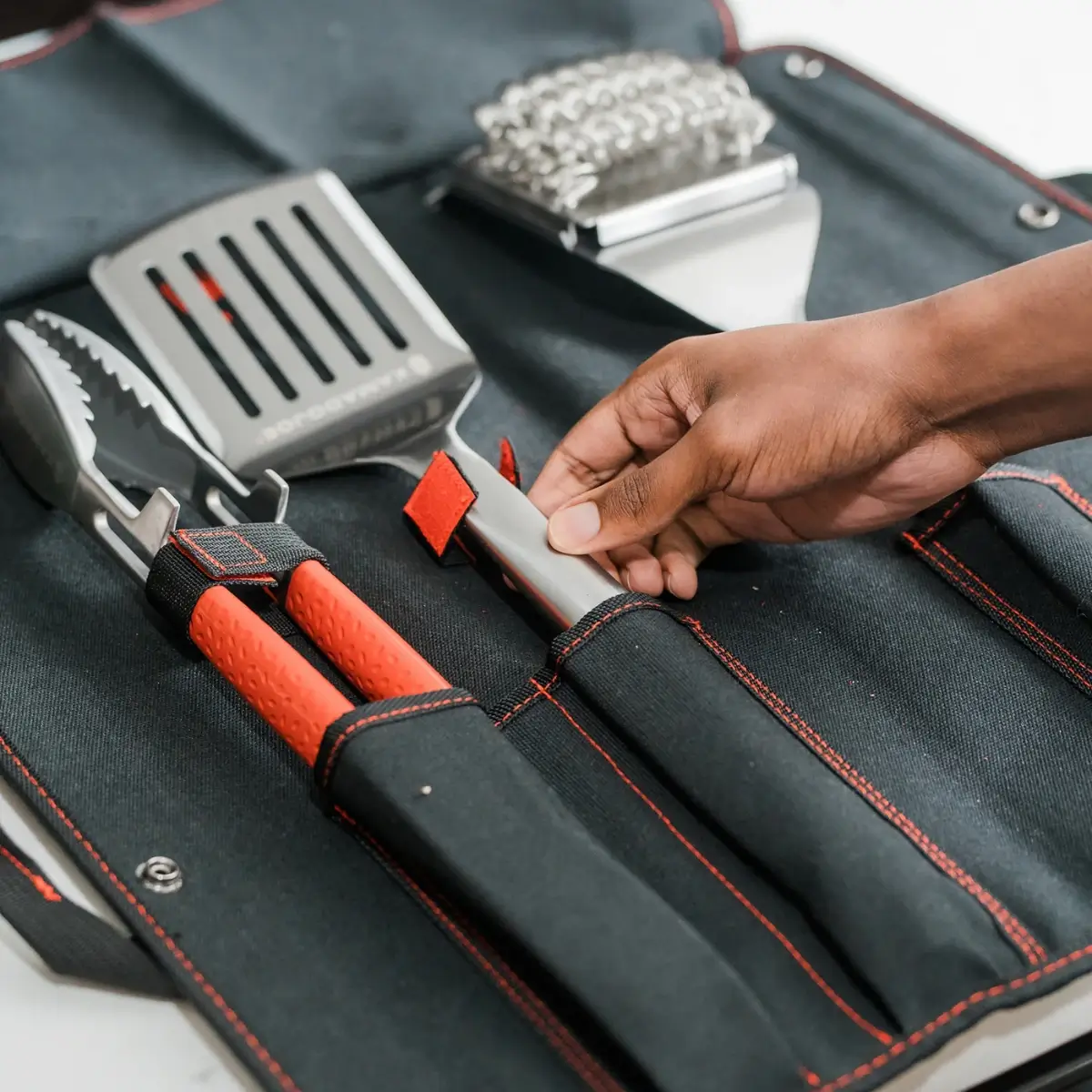 Sujeciones individuales para los utensilios dentro de la funda Kamado Joe
