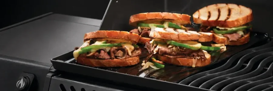 Plancha Napoleon 56426 en una Freestyle 425 preparando bocadillos tostados con carne y verduras.