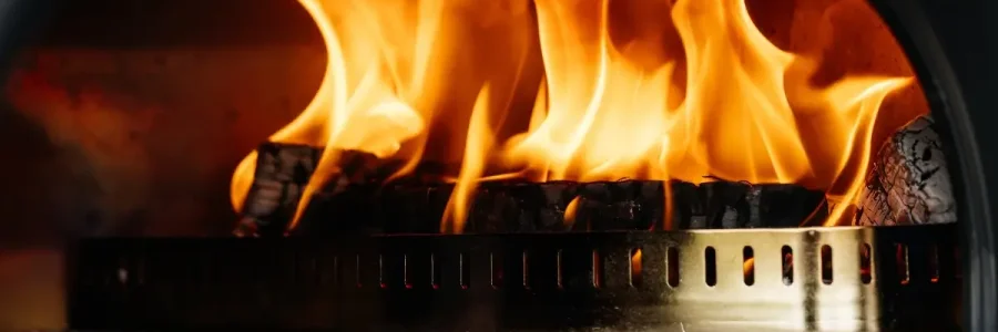 Llamas intensas sobre el quemador dentro de la cámara de un horno Gozney.